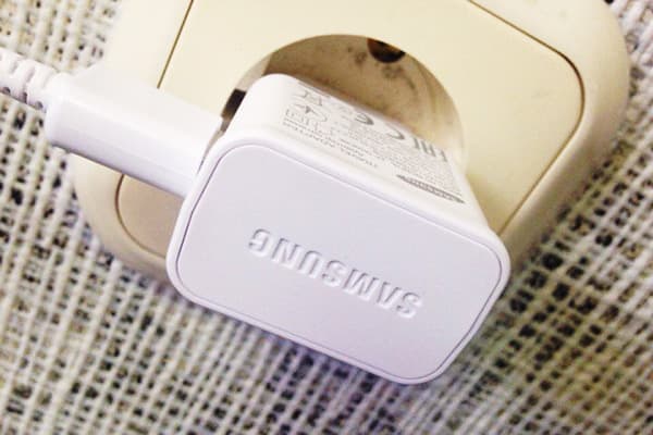 Samsung-laturi pistorasiassa