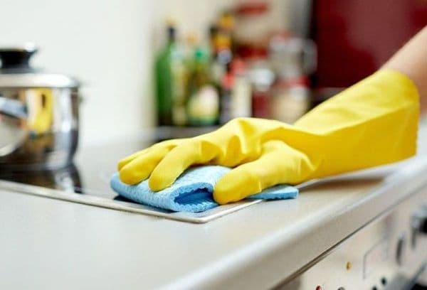 Почистване с гумени ръкавици