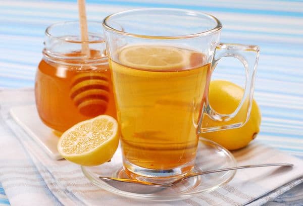 Med a citrónový nápoj