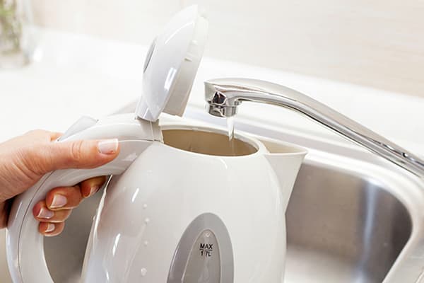 Umpleți ibricul cu apă de la robinet