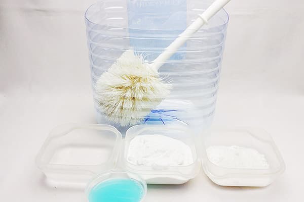 Remédios populares para limpar uma escova de vaso sanitário