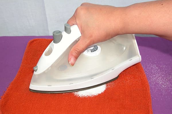 Limpiar la plancha con sal