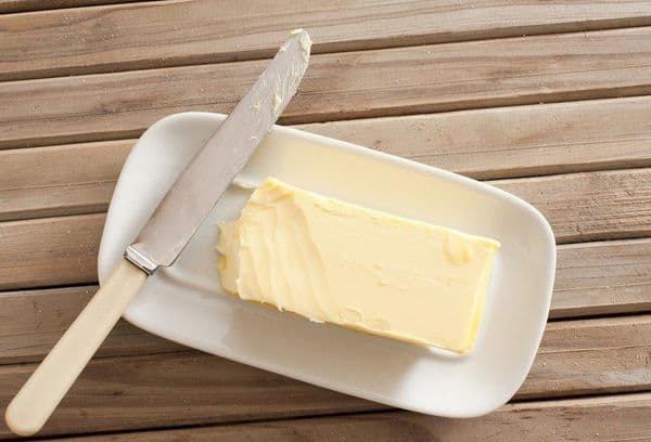 Manteiga em cima da mesa
