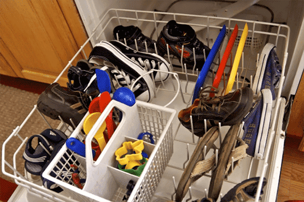 Tênis e tênis na máquina de lavar louça