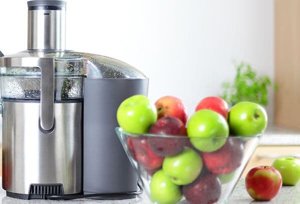 Juicer and apples