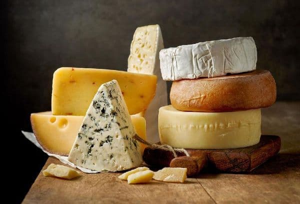 Különböző minőségű sajtok