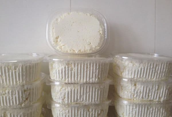 Curd in containers