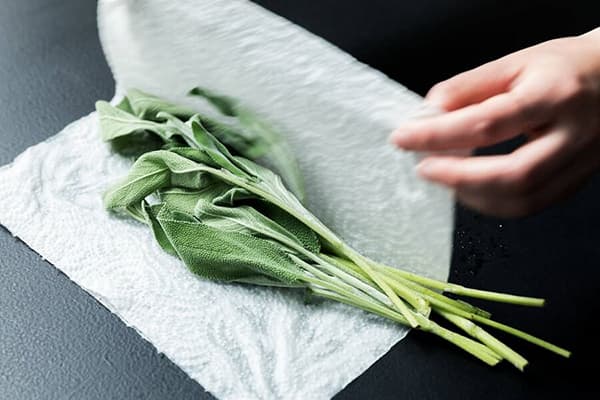 Un tas de légumes dans une serviette en papier