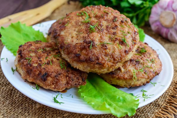 Cutlets sprinkled with herbs