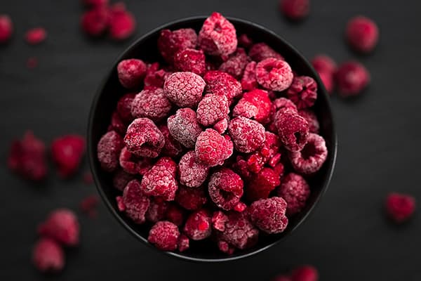 Ang isang mangkok ng mga frozen na raspberry