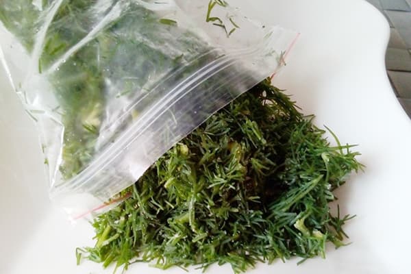 Sliced ​​greens in a zip bag