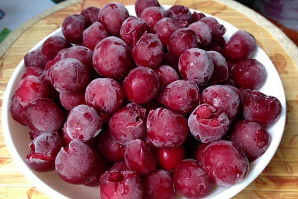 Ang frozen na cherry sa isang plato