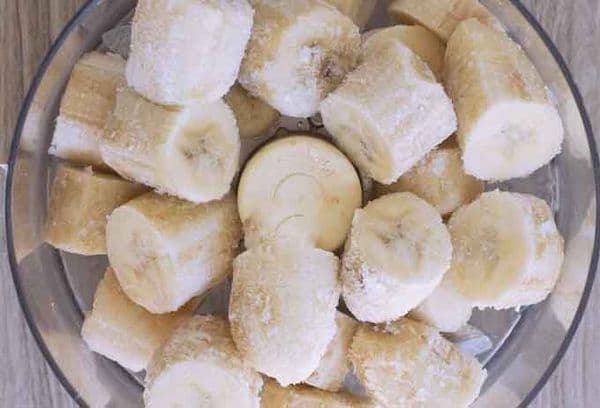 mrazené plátky banánov