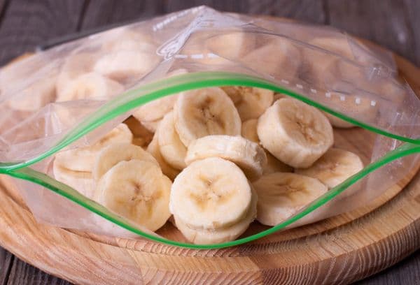 geschnittene Bananen in einer Tüte gefroren