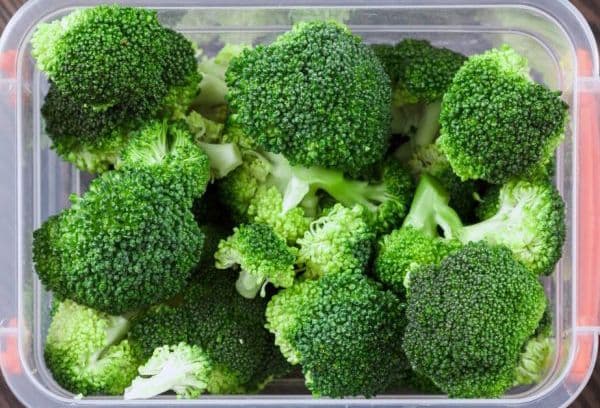 Broccoli într-un recipient de plastic