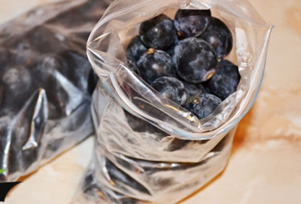 Raisins noirs en paquets