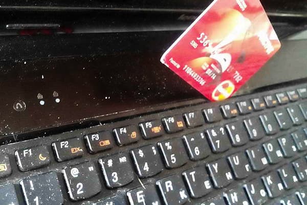 Rengjøring av tastatur med kredittkort