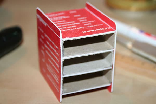 Mini commode avec des cartes en plastique et des boîtes d'allumettes
