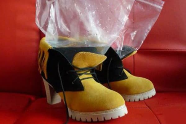 Опънати обувки с торби с вода