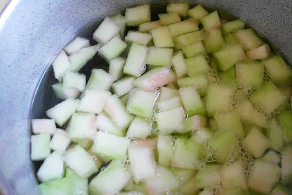Cooking sliced ​​watermelon peels