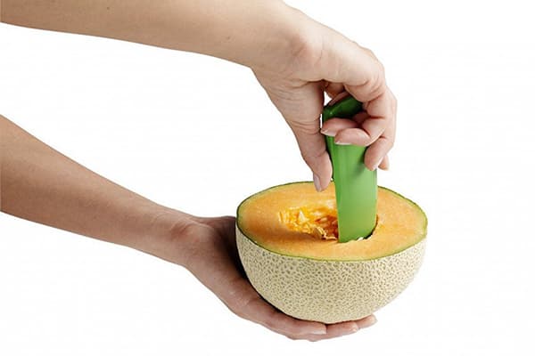 Removing seeds from a melon