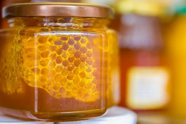Honingraten in een glazen pot
