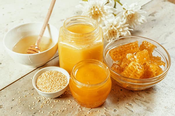 Honey, honeycombs and sesame seeds