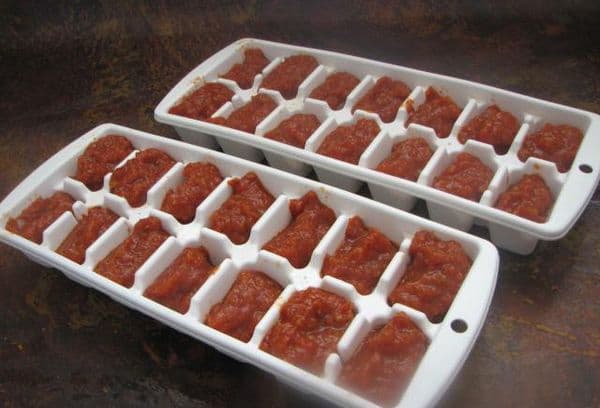 Pomidorų užšaldymas ledo formelėse