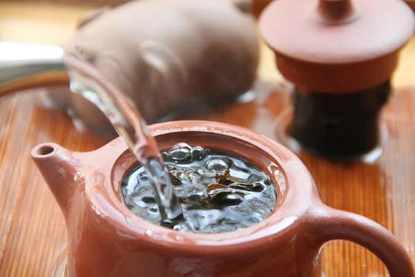 Preparando té con agua hirviendo