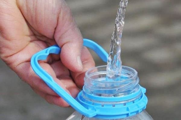 Remplir une bouteille de cinq litres avec de l'eau