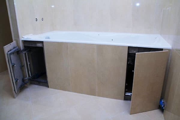Screen with hinged doors under the bathtub