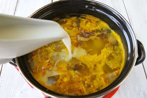 Adăugați smântână în supa de ciuperci