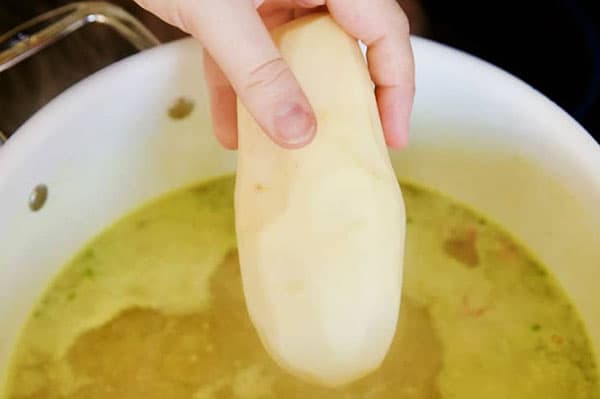 Aggiungendo patate intere alla zuppa