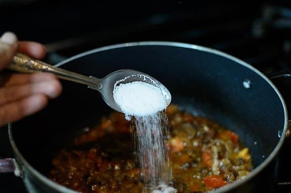 Add salt to stewed vegetables