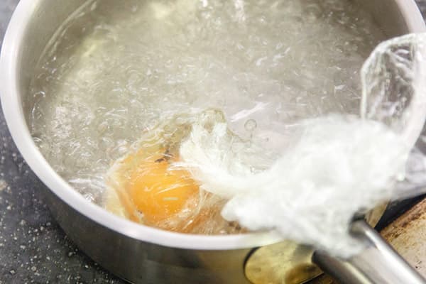 Cooking poached eggs in cling film