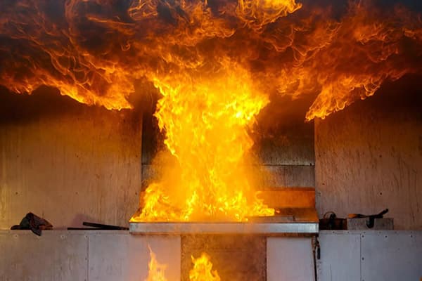 Pożar w kuchni z powodu gaszenia oleju