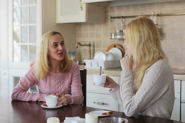As mulheres bebem chá na cozinha
