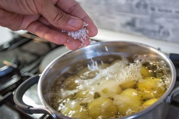 Masukkan garam apabila mendidih kentang