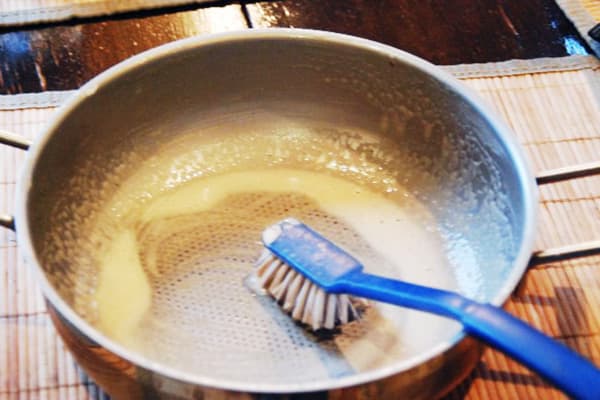 Cleaning the pan with soda and peroxide