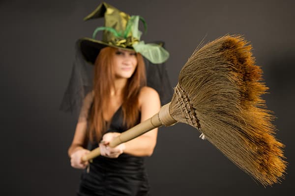 Cô gái trong trang phục phù thủy với một cây chổi