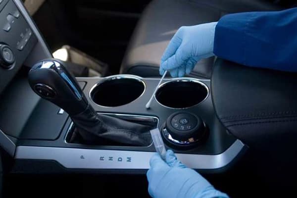 Vérification de la présence de microorganismes nuisibles à l'intérieur de la voiture