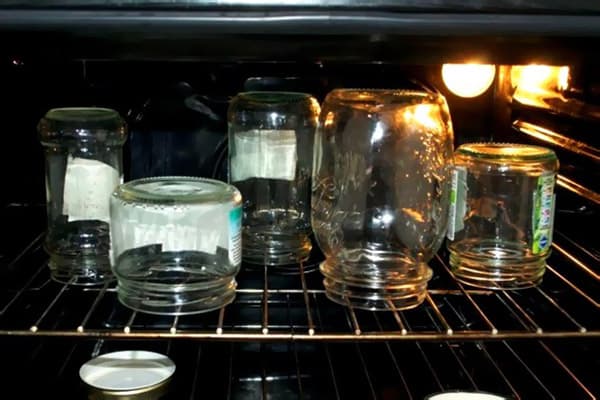 Sterilizing cans in the oven