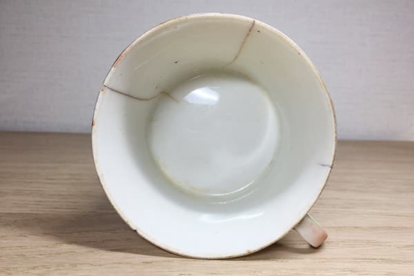 Starý porcelánový pohár