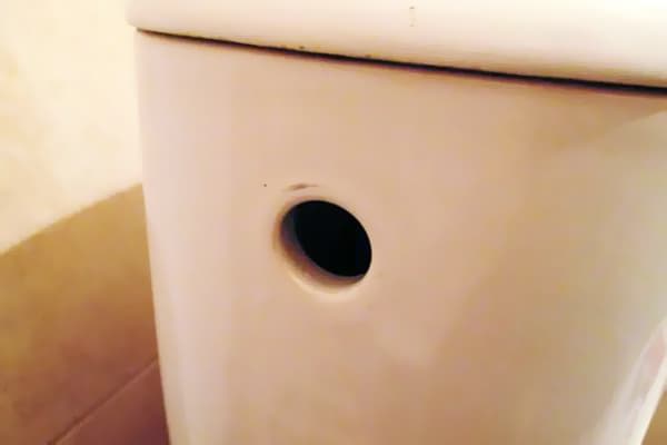 ثقب الجانب في وعاء المرحاض