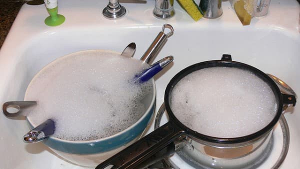 Os pratos são embebidos em uma solução detergente