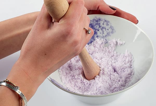Preparation of a mixture for bath bombs
