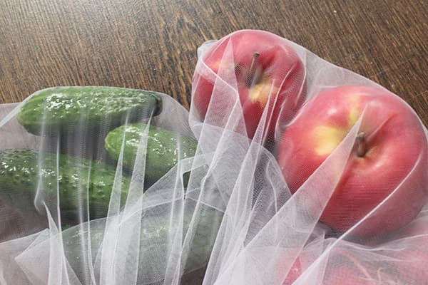 Ogórki i jabłka w ekologicznych torebkach