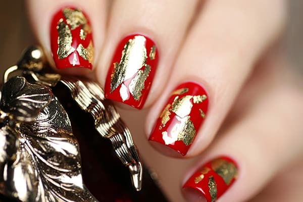 Bright nail design with gold foil
