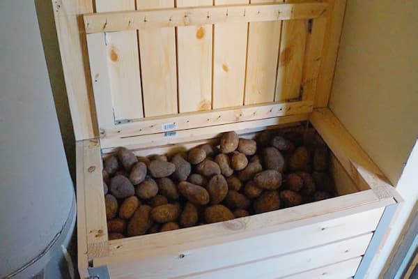 Uma caixa de batatas na varanda