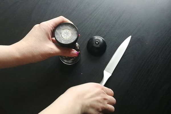 Kertakäyttöisen myllyn avaaminen veitsellä
